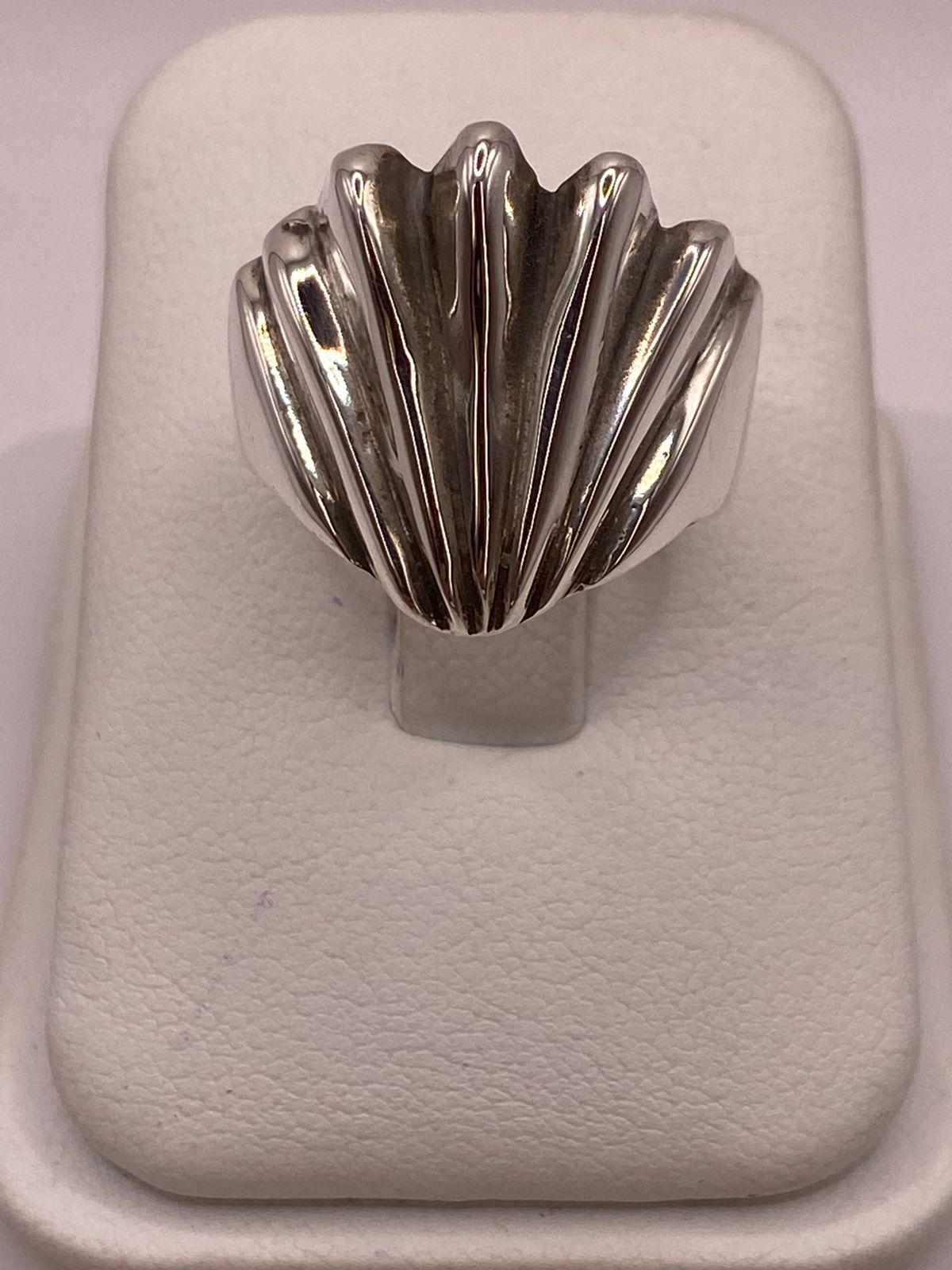 Anillo con Forma de Concha en Plata .925