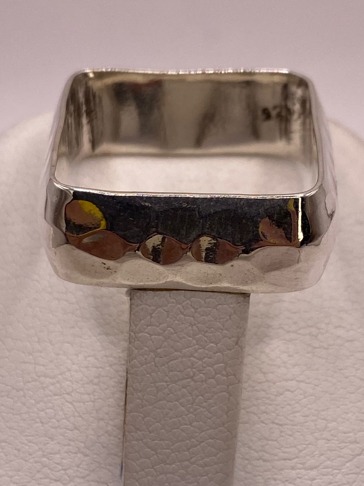 Anillo Forma Cuadrada Martillada en Plata .925