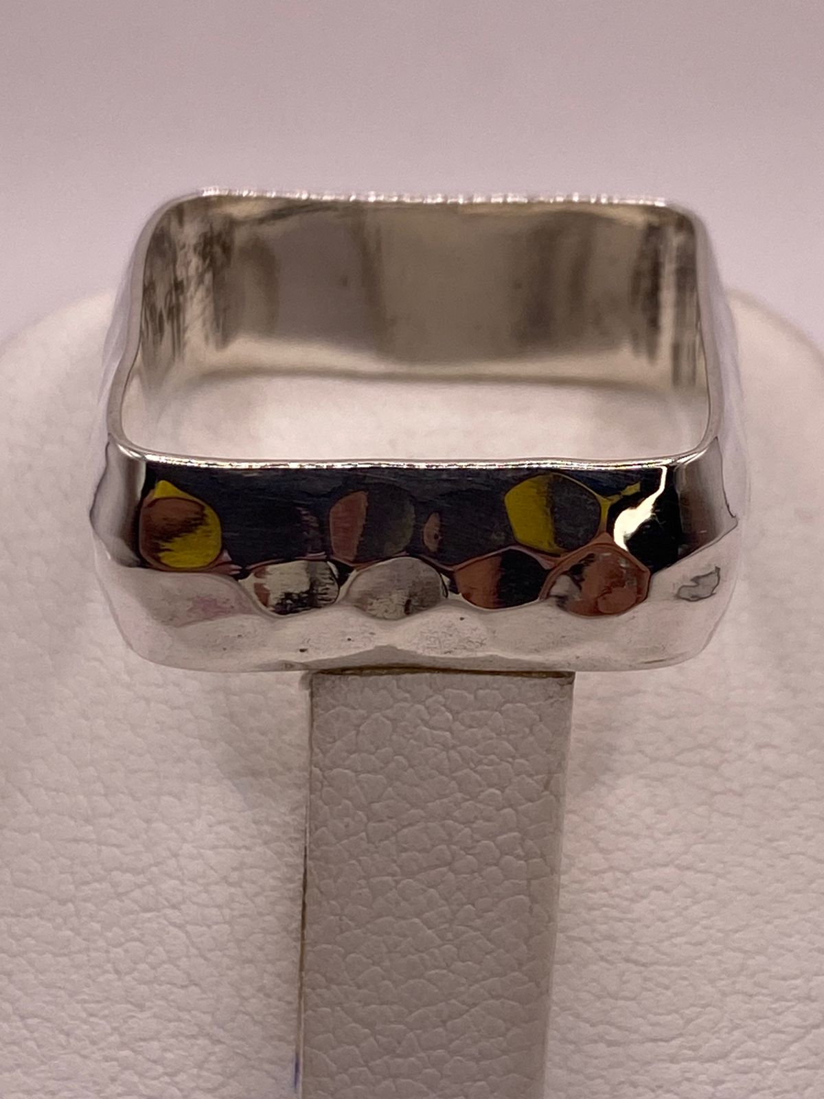 Anillo Forma Cuadrada Martillada en Plata .925