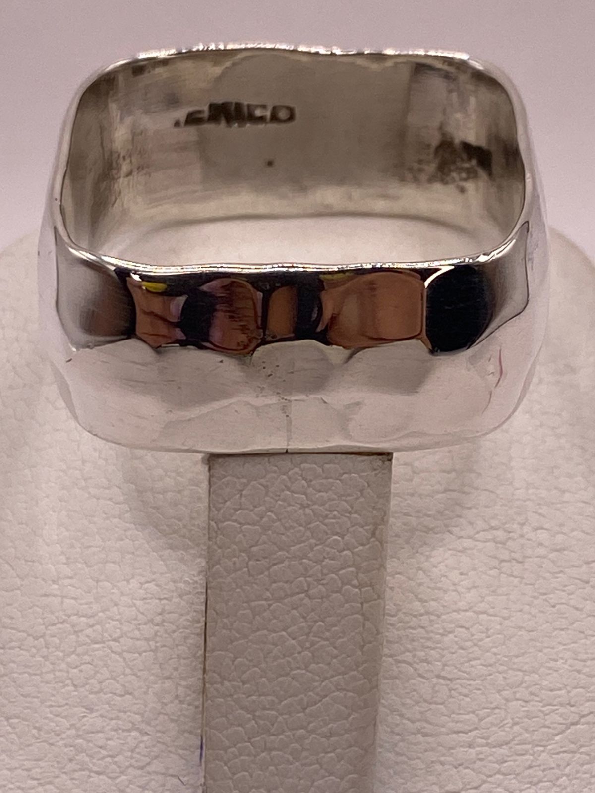 Anillo Forma Cuadrada Martillada en Plata .925