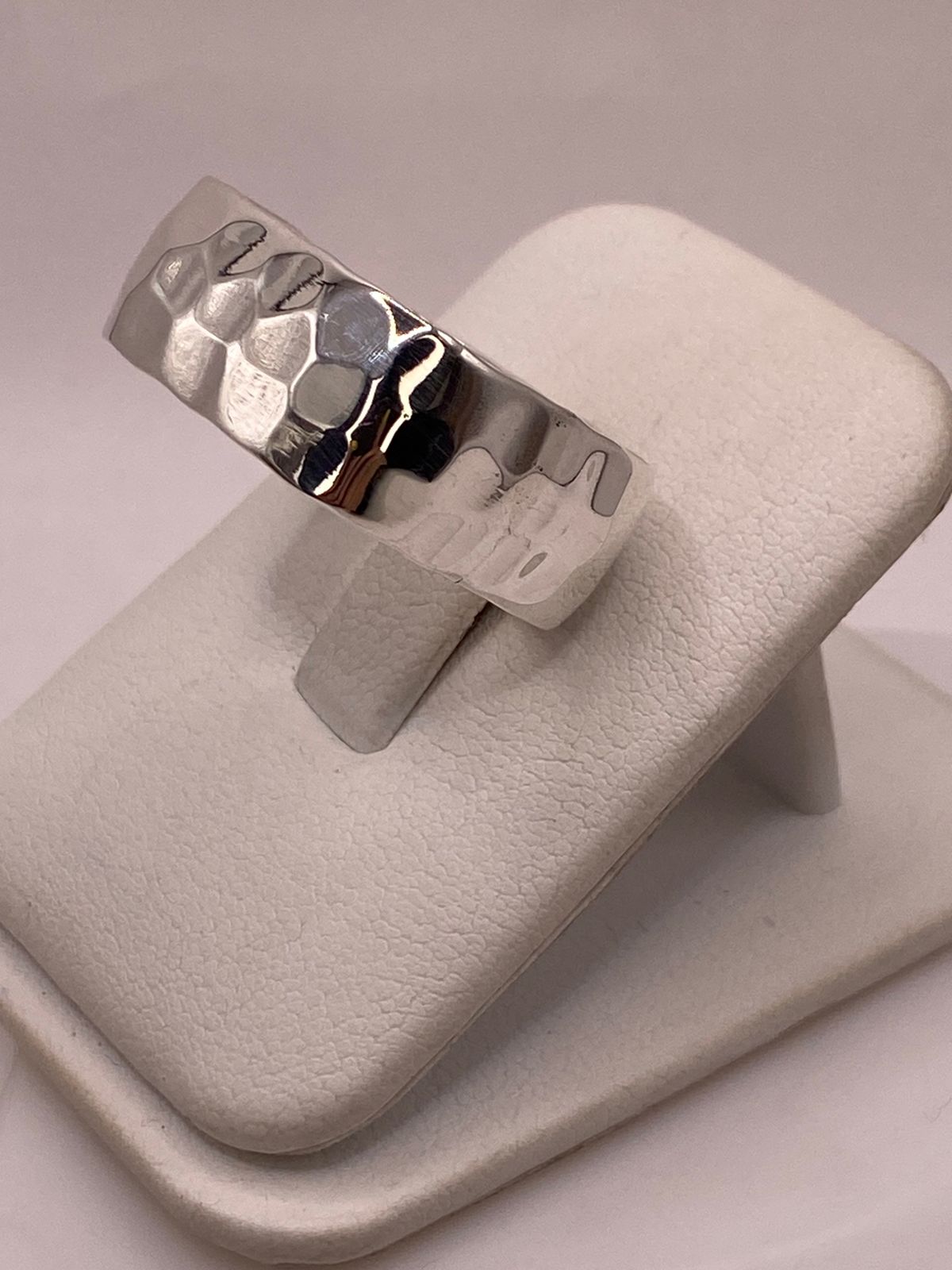 Anillo Forma Cuadrada Martillada en Plata .925