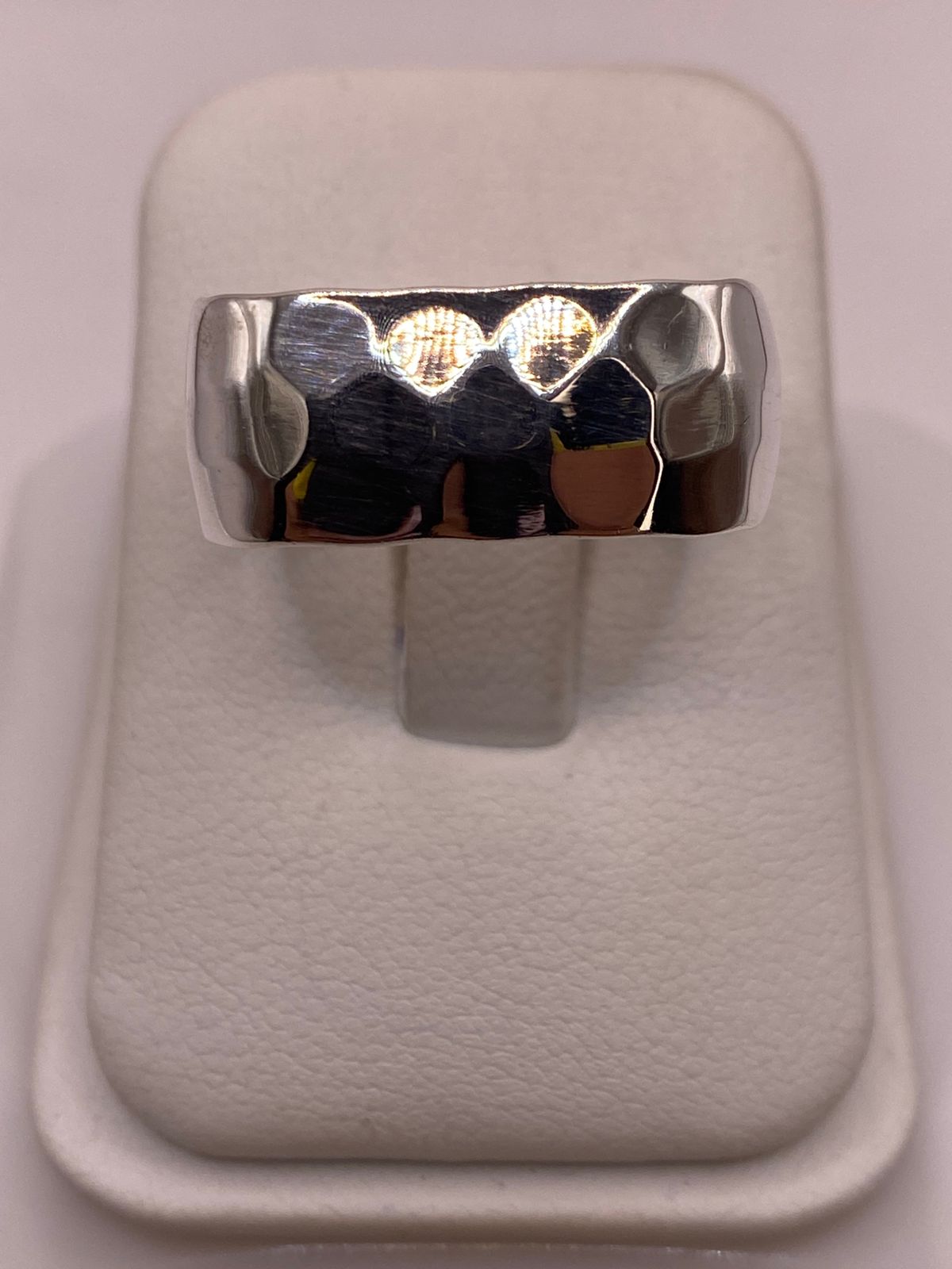 Anillo Forma Cuadrada Martillada en Plata .925