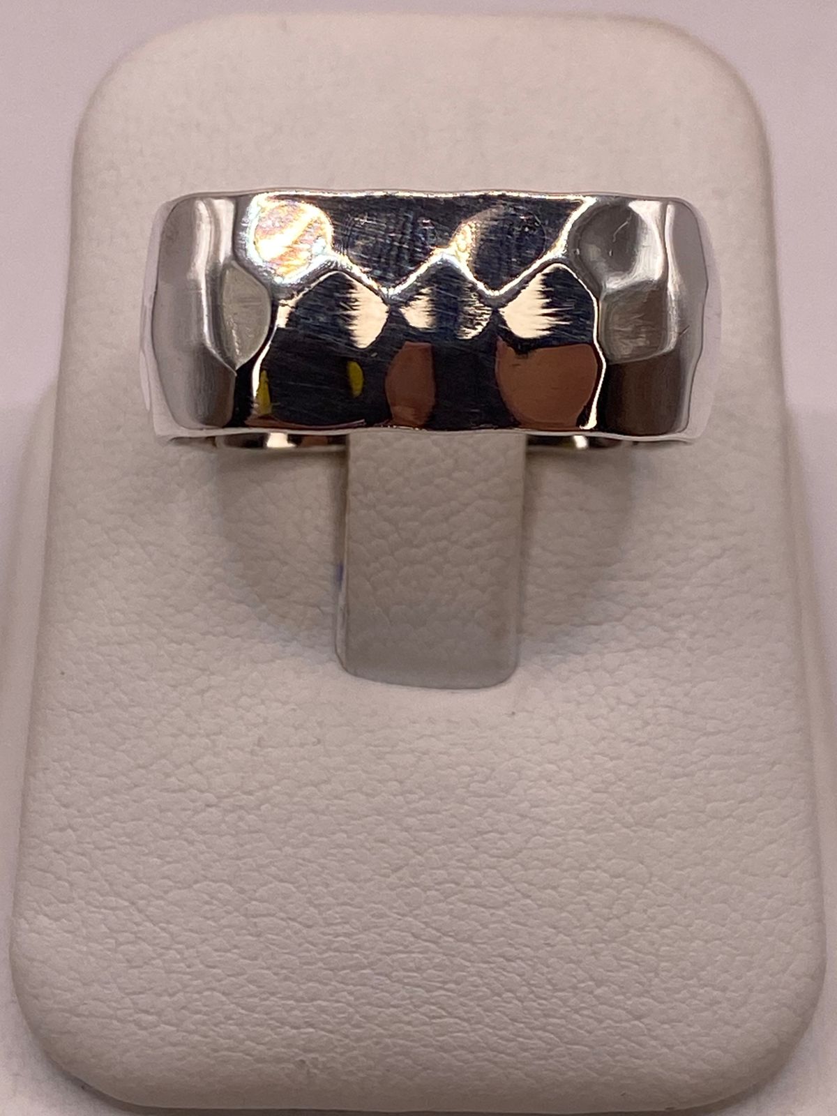 Anillo Forma Cuadrada Martillada en Plata .925