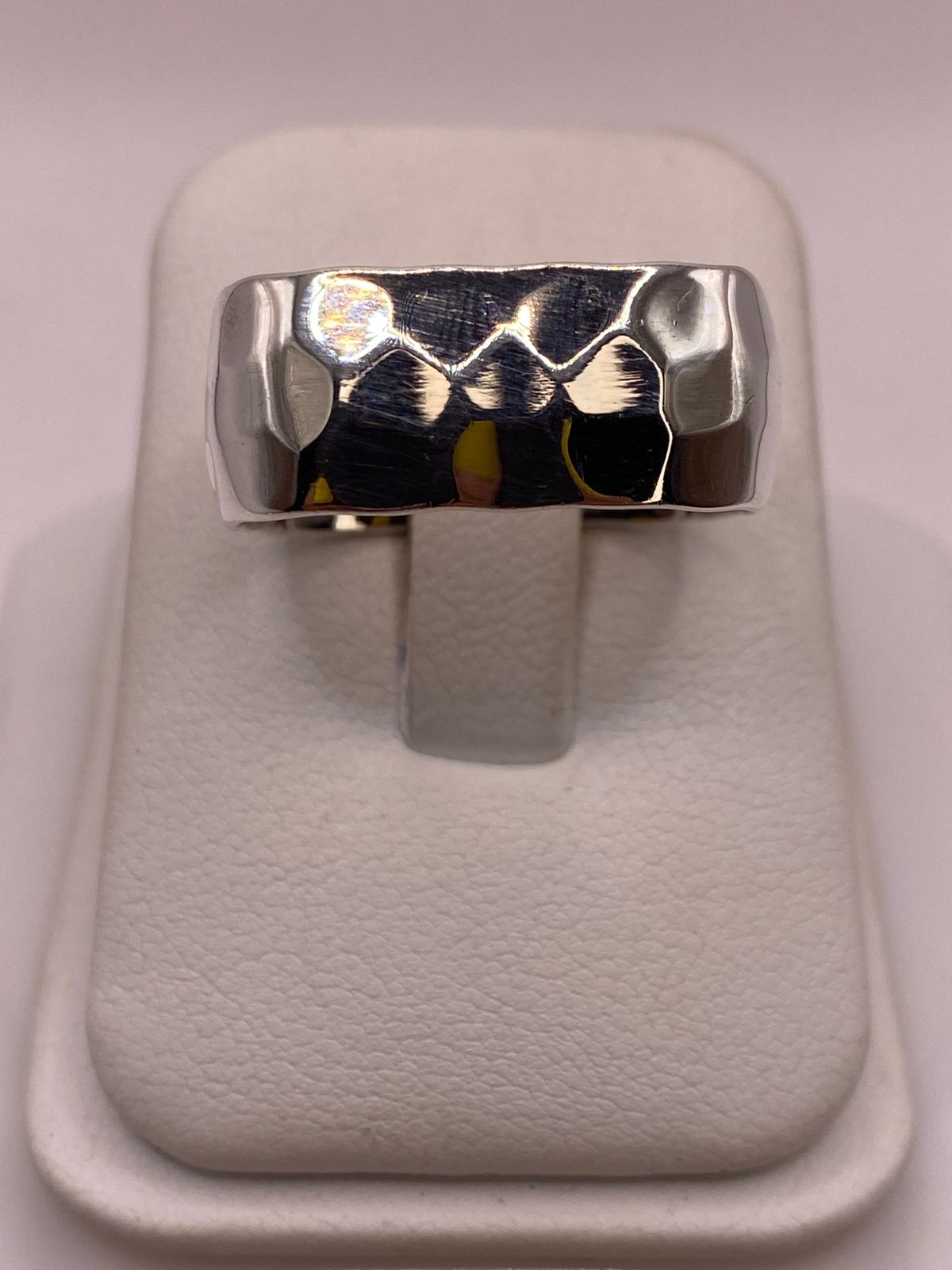Anillo Forma Cuadrada Martillada en Plata .925