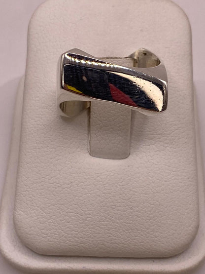 Anillo Geométrico Cuadrado Angulado en Plata .925, vista de detalle