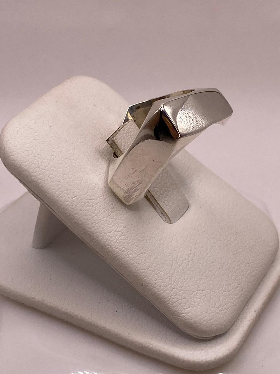 Anillo Geométrico Cuadrado Angulado en Plata .925