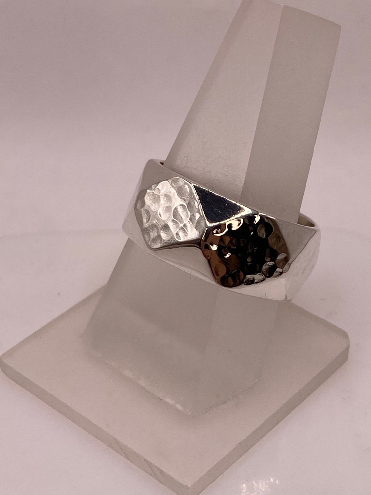 Anillo Geométrico Martillado con Figuras de Rombo de Plata Ley .925