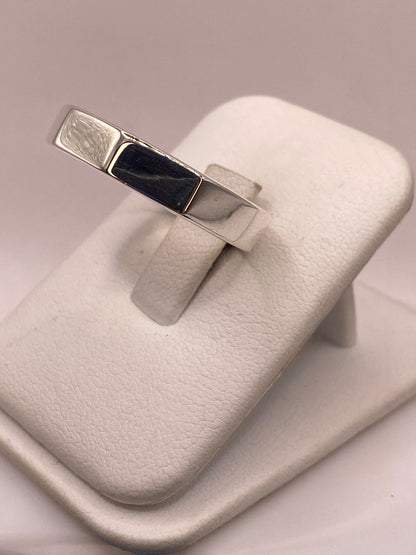 Anillo Geométrico Minimalista en Plata .925, vista lateral