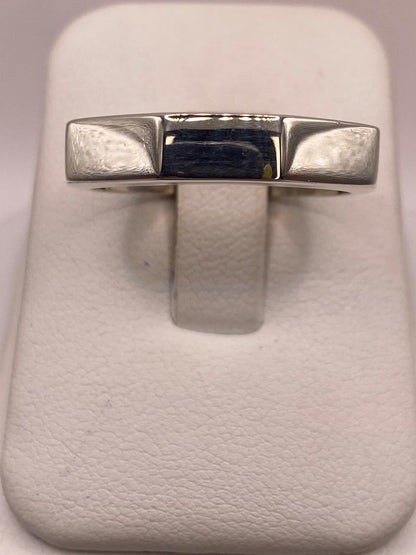 Anillo Geométrico Minimalista en Plata .925, vista de detalle