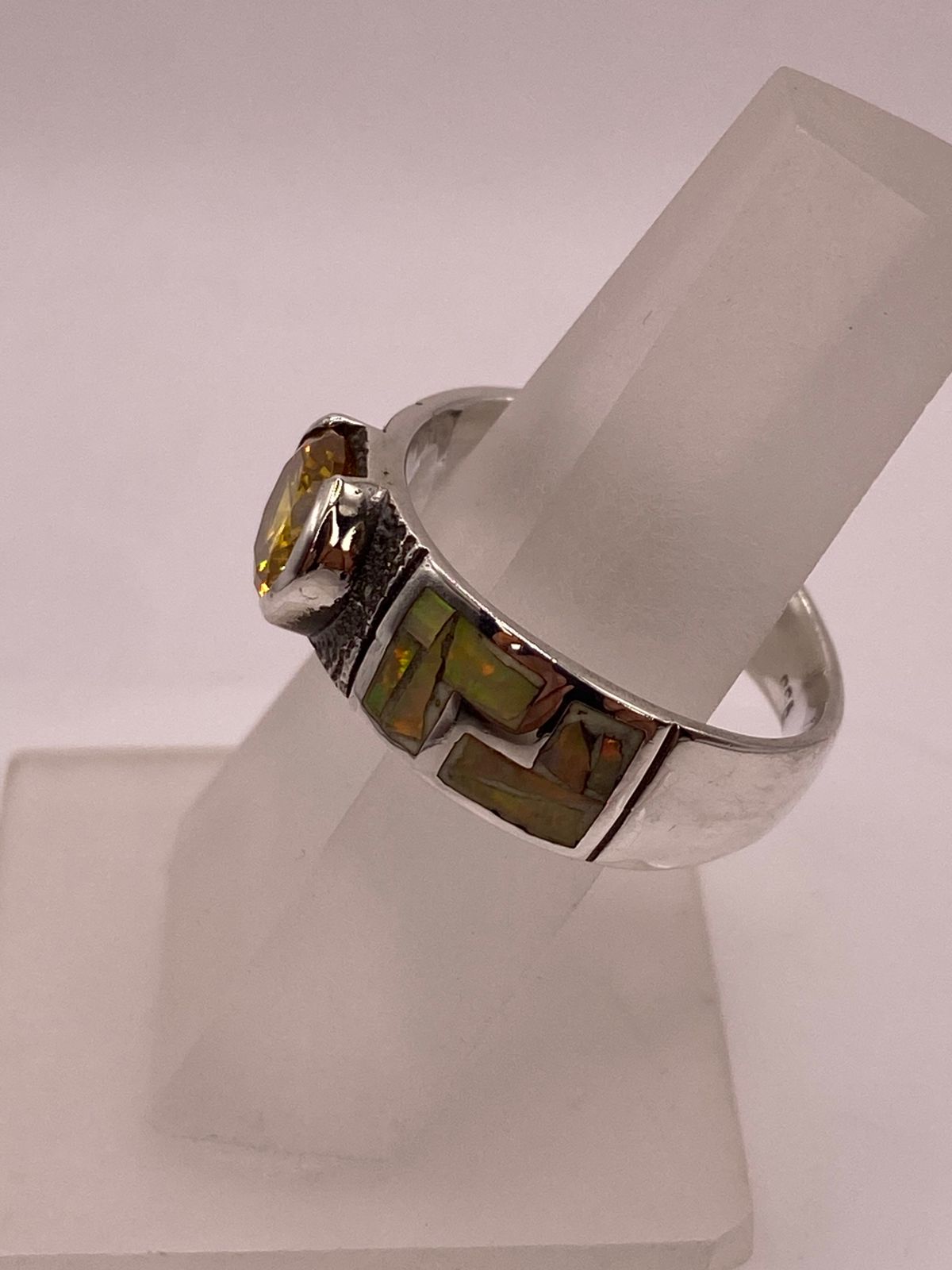 Anillo Geométrico con Ópalo de Fuego y Zirconia Amarilla en Plata .950