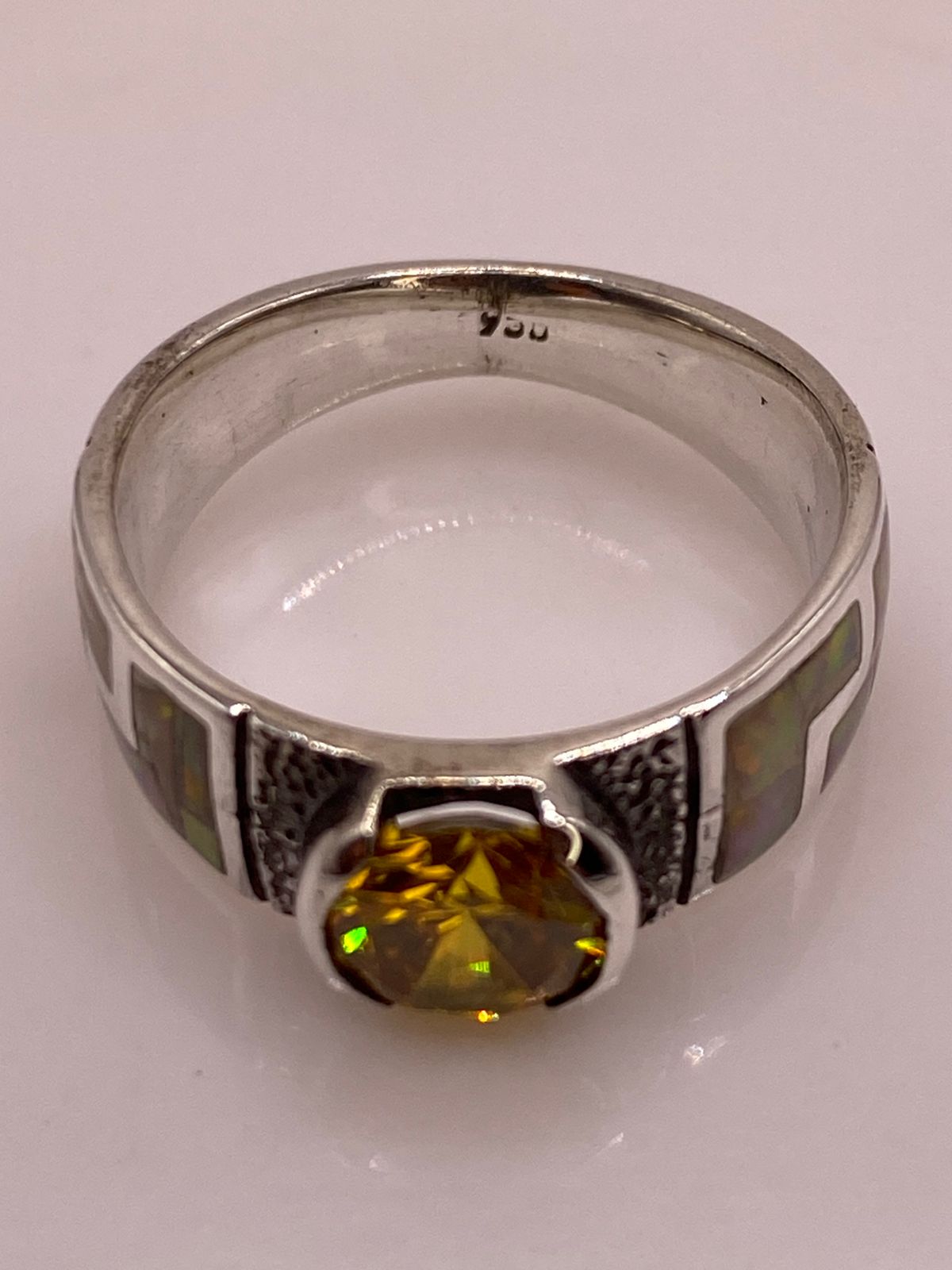 Anillo Geométrico con Ópalo de Fuego y Zirconia Amarilla en Plata .950