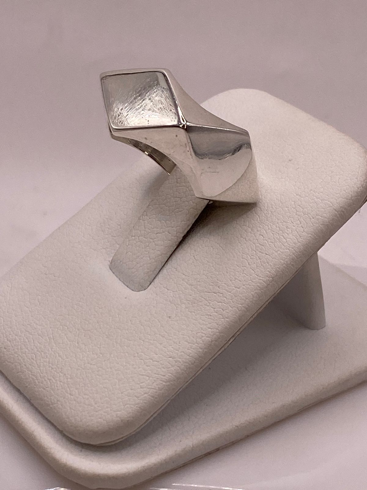 Anillo Geométrico de Plata Ley .925 con Diseño Rombo