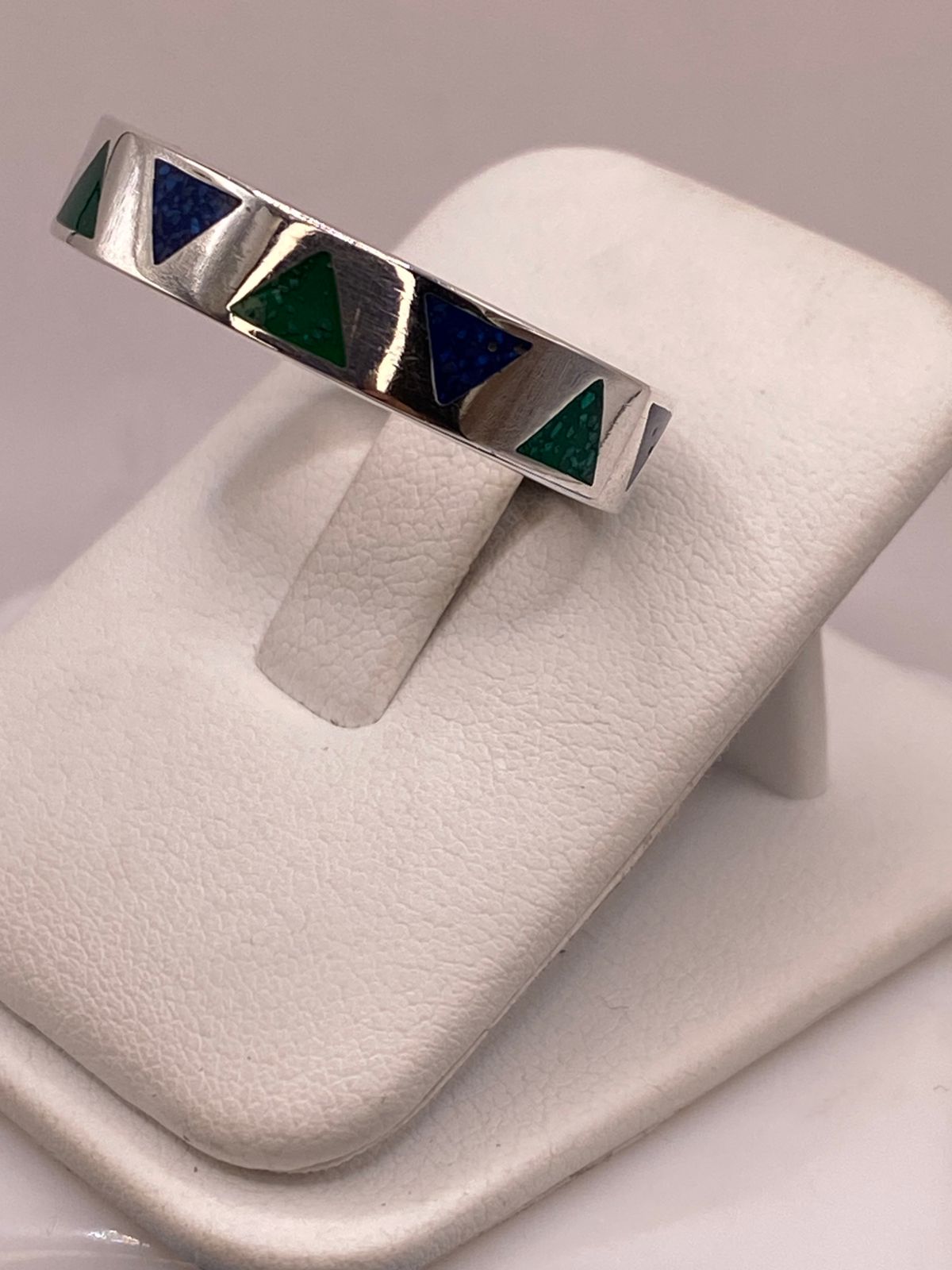 Anillo Geométrico de Plata .925 con Incrustaciones de Piedra