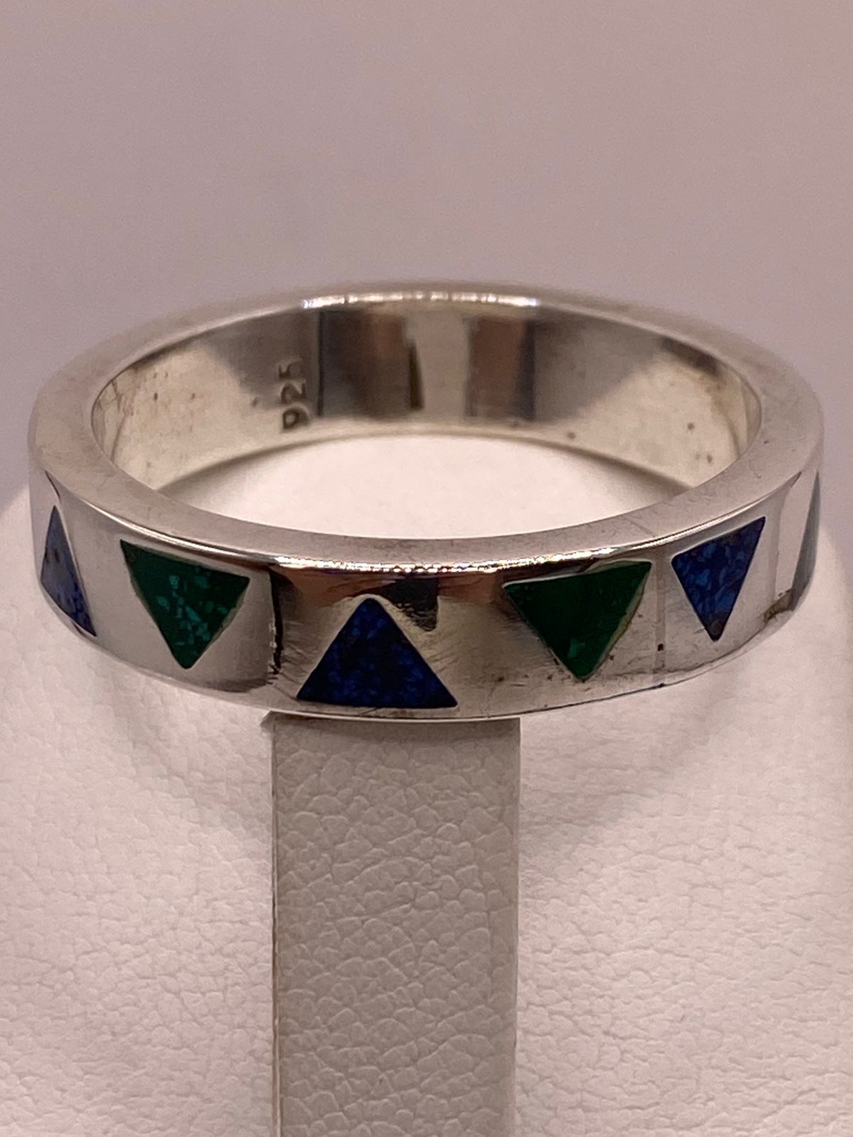 Anillo Geométrico de Plata .925 con Incrustaciones de Piedra