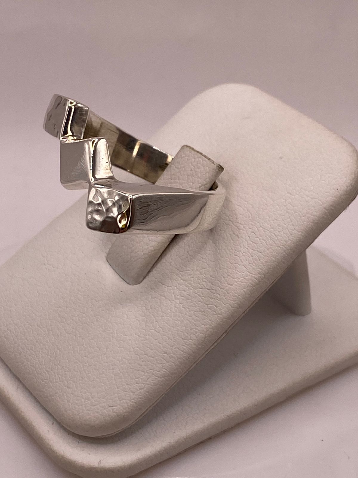 Anillo Geométrico Zigzag de Plata Ley .925