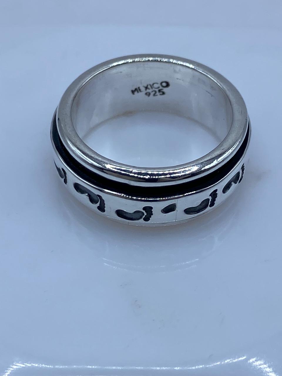 Anillo Giratorio de Plata 925 con Diseño de Huellas