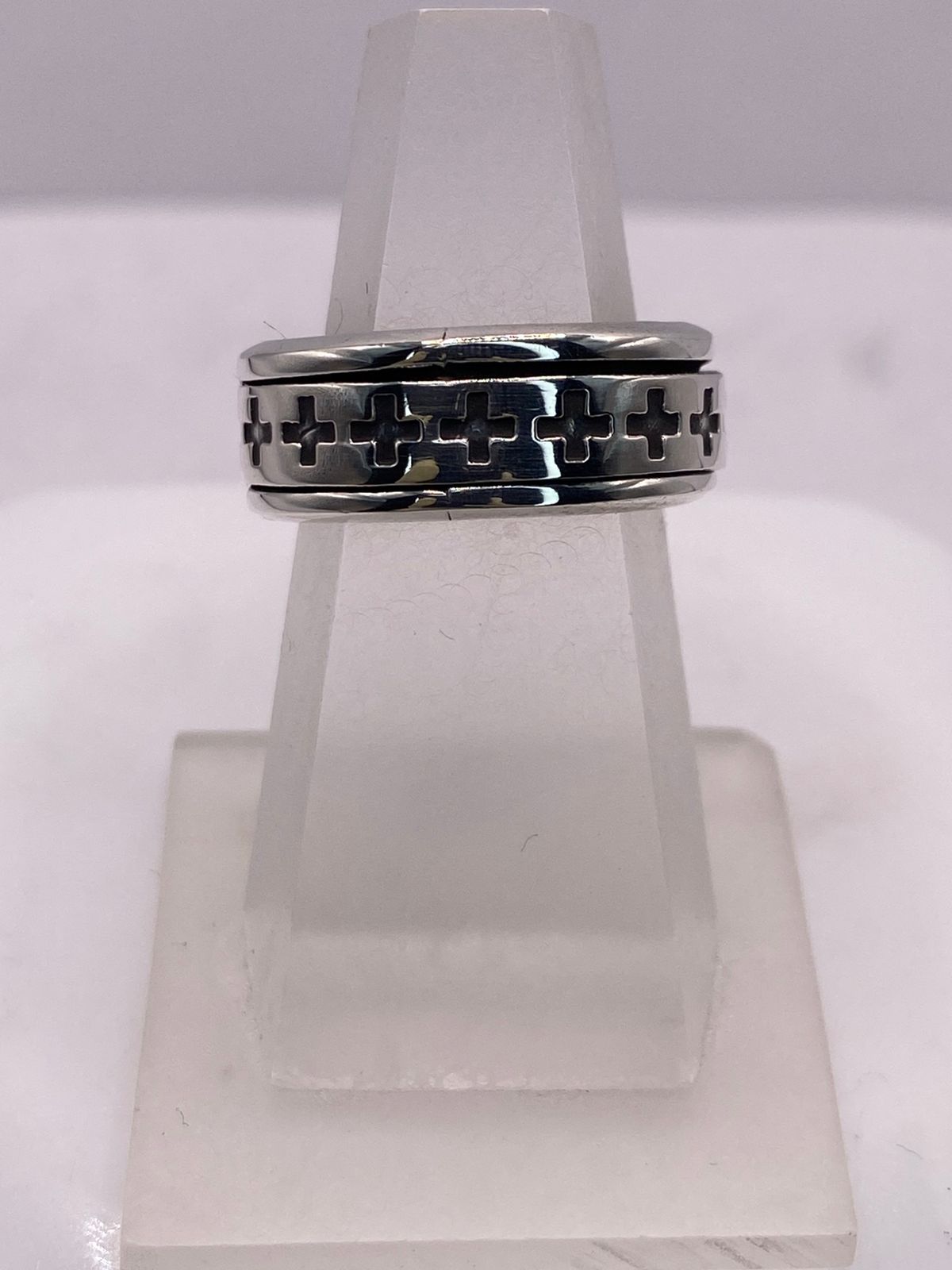 ✝️ Anillo Giratorio de Plata .925 con Cruces Caladas — vista lateral