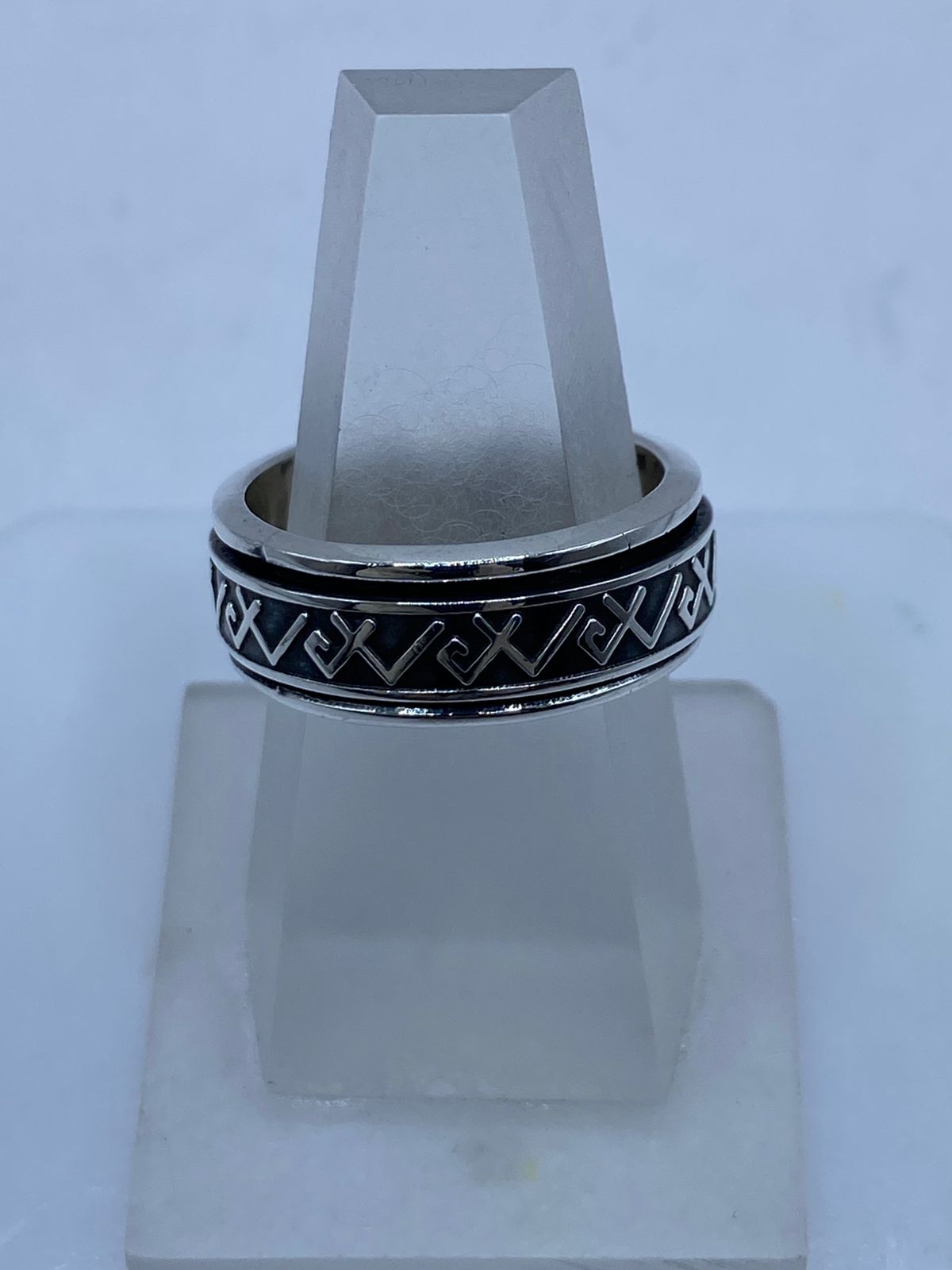 Anillo Giratorio de Plata 925 con Diseño Geométrico en Zigzag