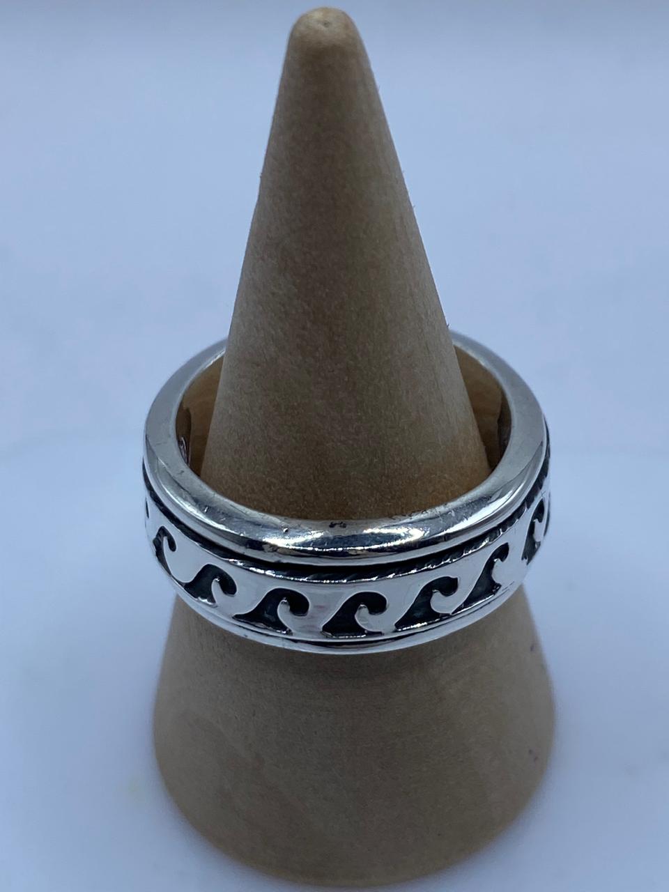 Anillo Giratorio de Plata 925 con Diseño de Olas — vista lateral