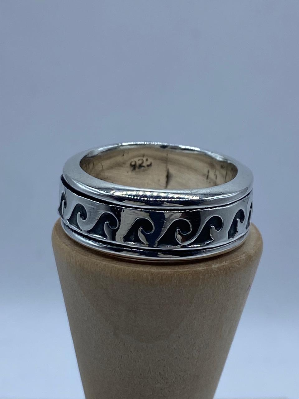 🌊 Anillo Giratorio de Plata 925 con Diseño de Olas