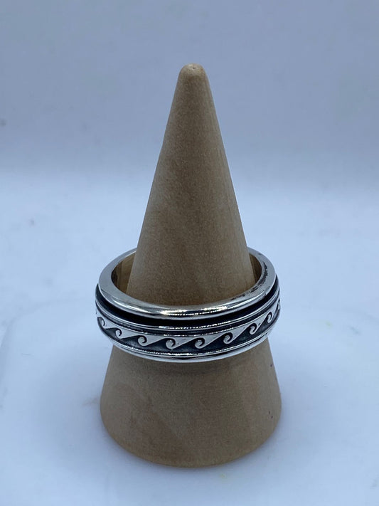 💍🌊 Anillo Giratorio de Plata 925 con Diseño de Olas Minimalistas — vista lateral
