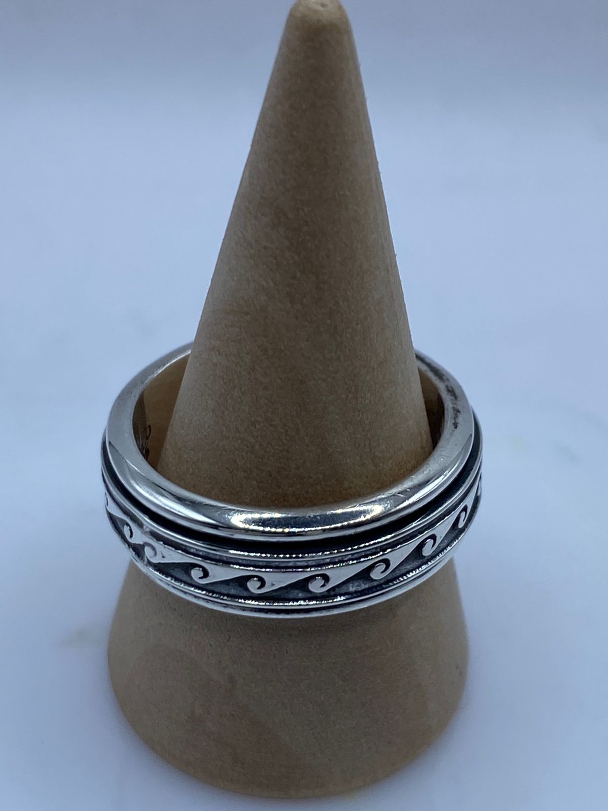 Anillo Giratorio de Plata 925 con Diseño de Olas Minimalistas, vista frontal