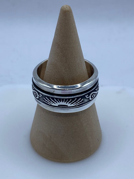 💍🌞 Anillo Giratorio de Plata 925 con Diseño Sol Naciente — vista lateral
