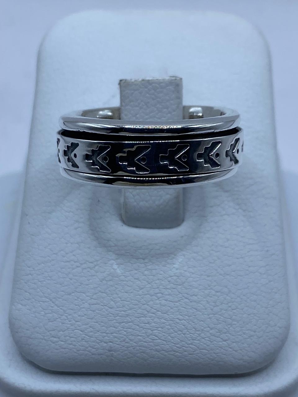 Anillo Giratorio de Plata 925 con Diseño Tribal de Flechas — detalle de piedra