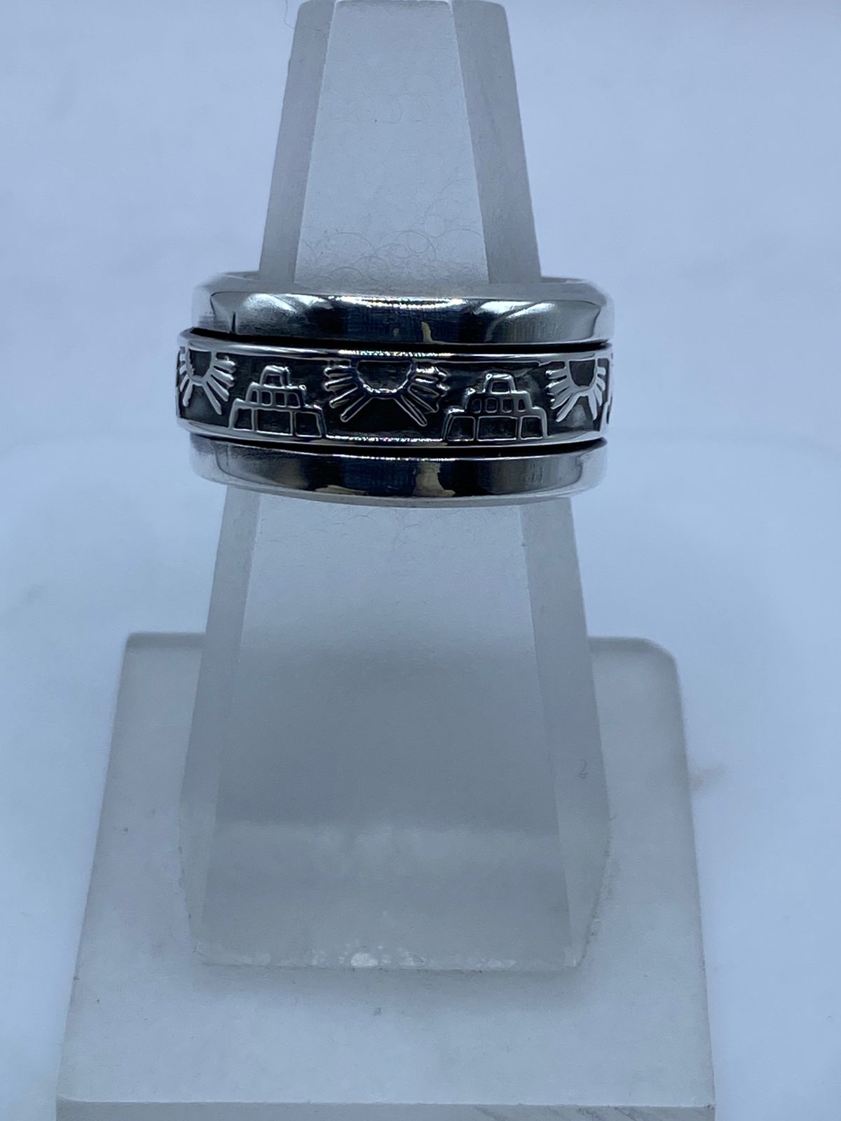 🌞🏛️ Anillo Giratorio de Plata .925 con Pirámides y Sol Prehispánico — vista lateral