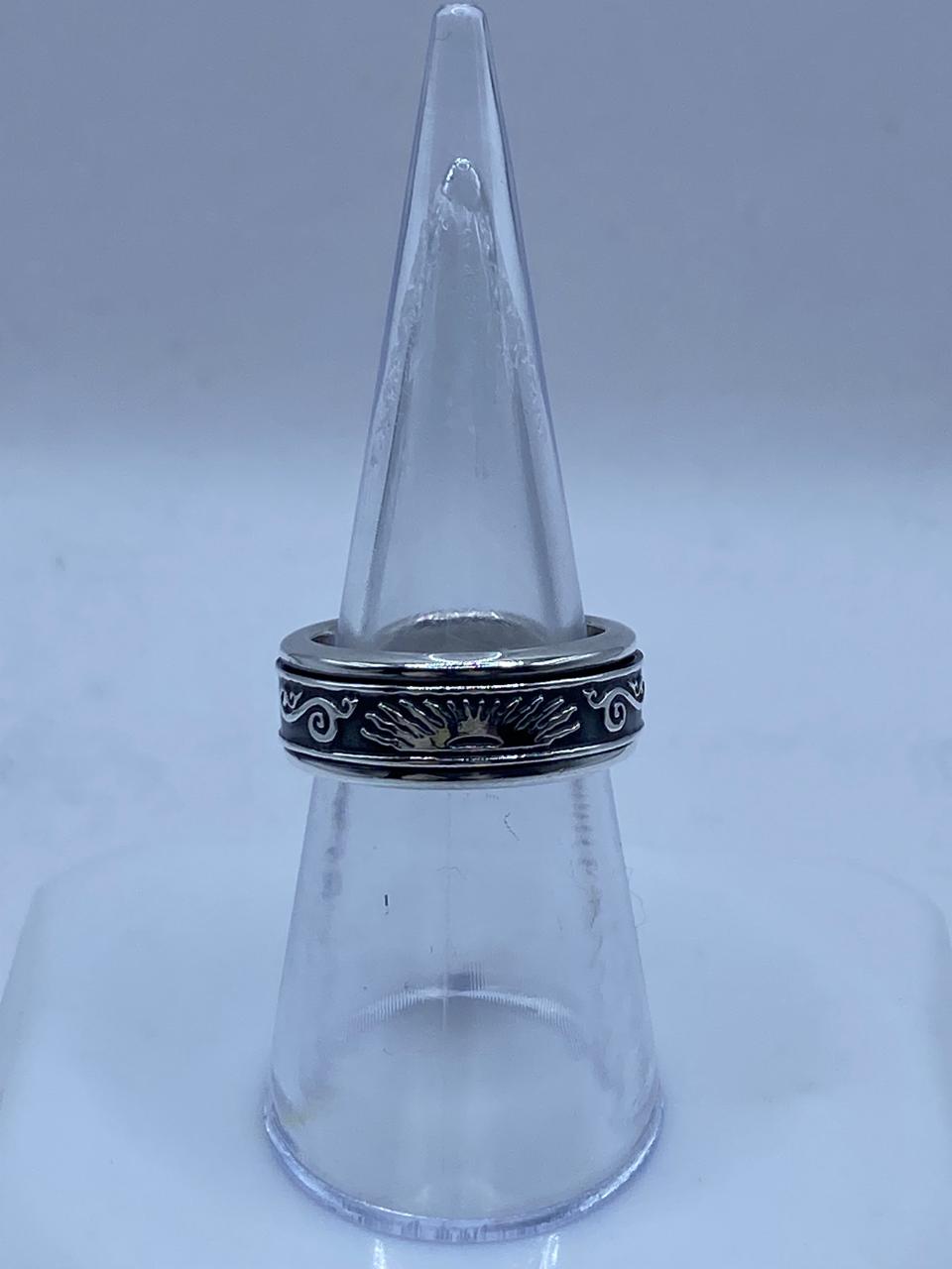 Anillo Giratorio de Plata 925 con Sol Central y Diseño Tribal