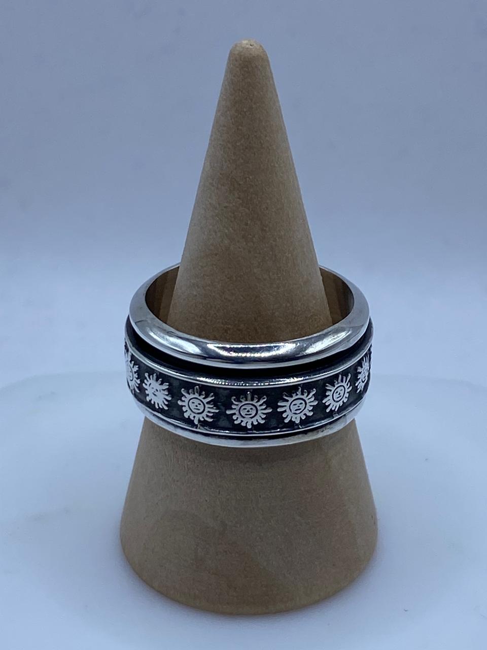 Anillo Giratorio de Plata 925 con Soles Grabados, peso en gramos (báscula)