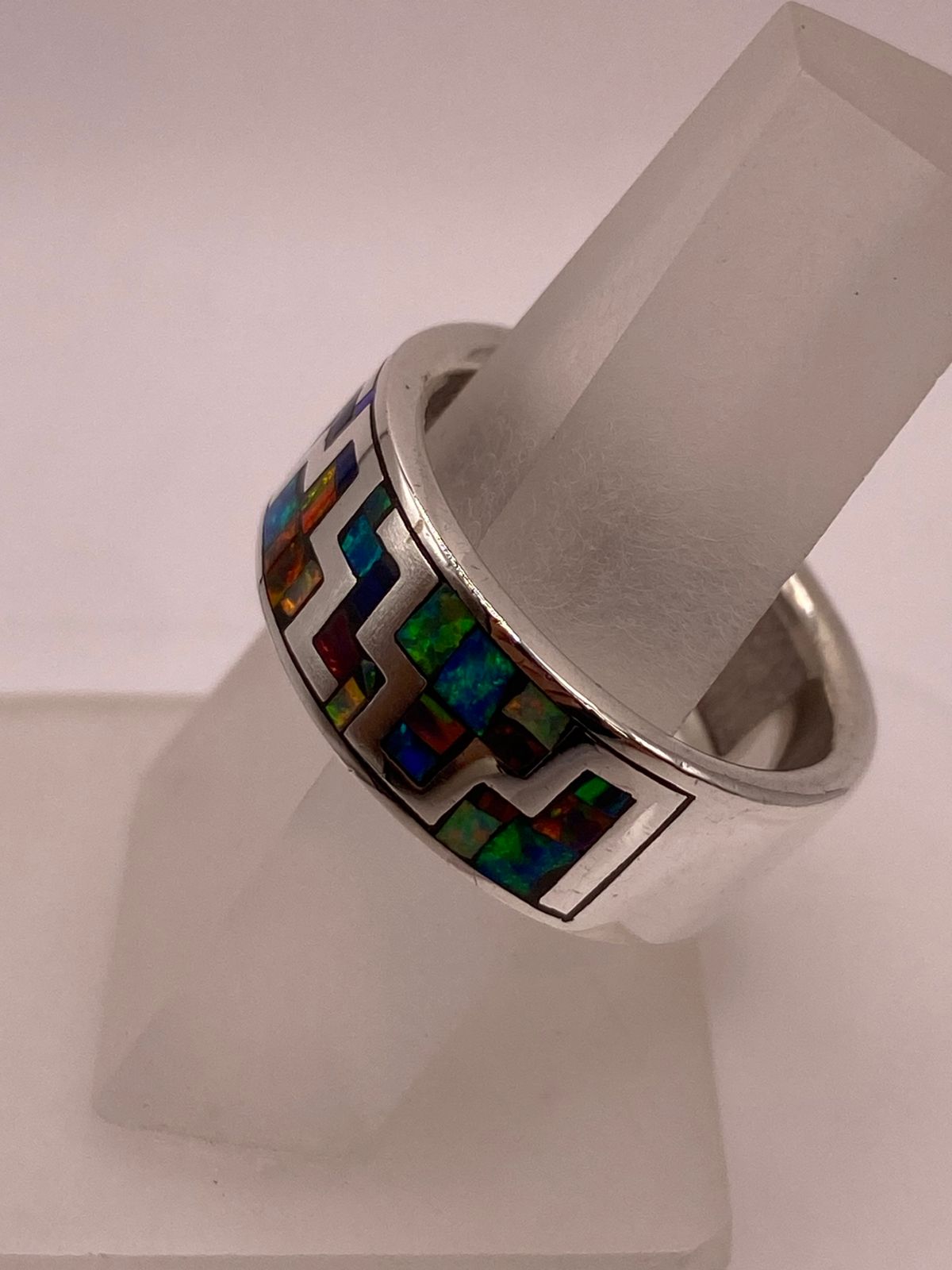 Anillo de Greca Geométrica con Ópalo de Fuego Multicolor en Plata .950