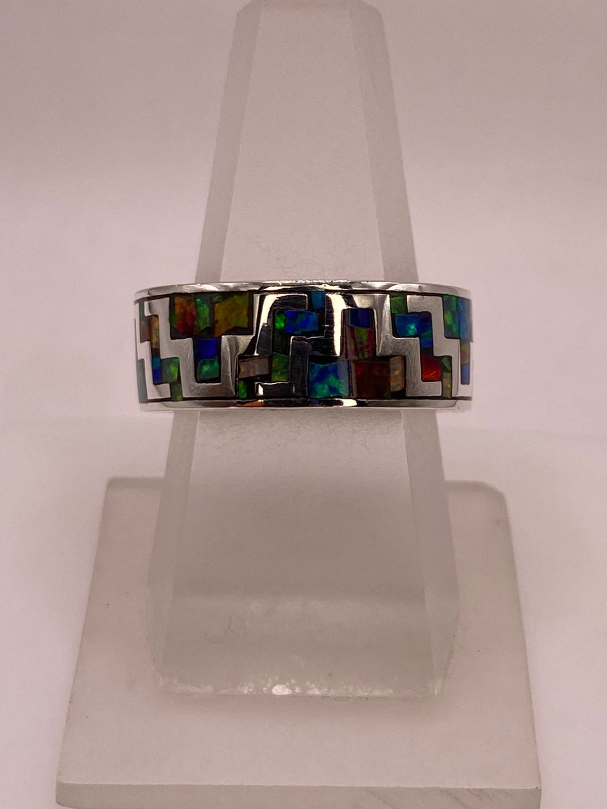 Anillo de Greca Geométrica con Ópalo de Fuego Multicolor en Plata .950