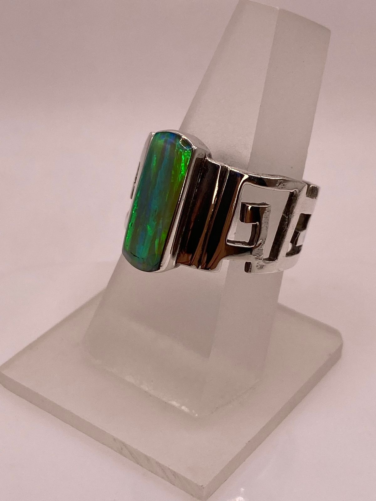 Anillo de Greca Geométrica con Ópalo de Fuego Verde en Plata .950