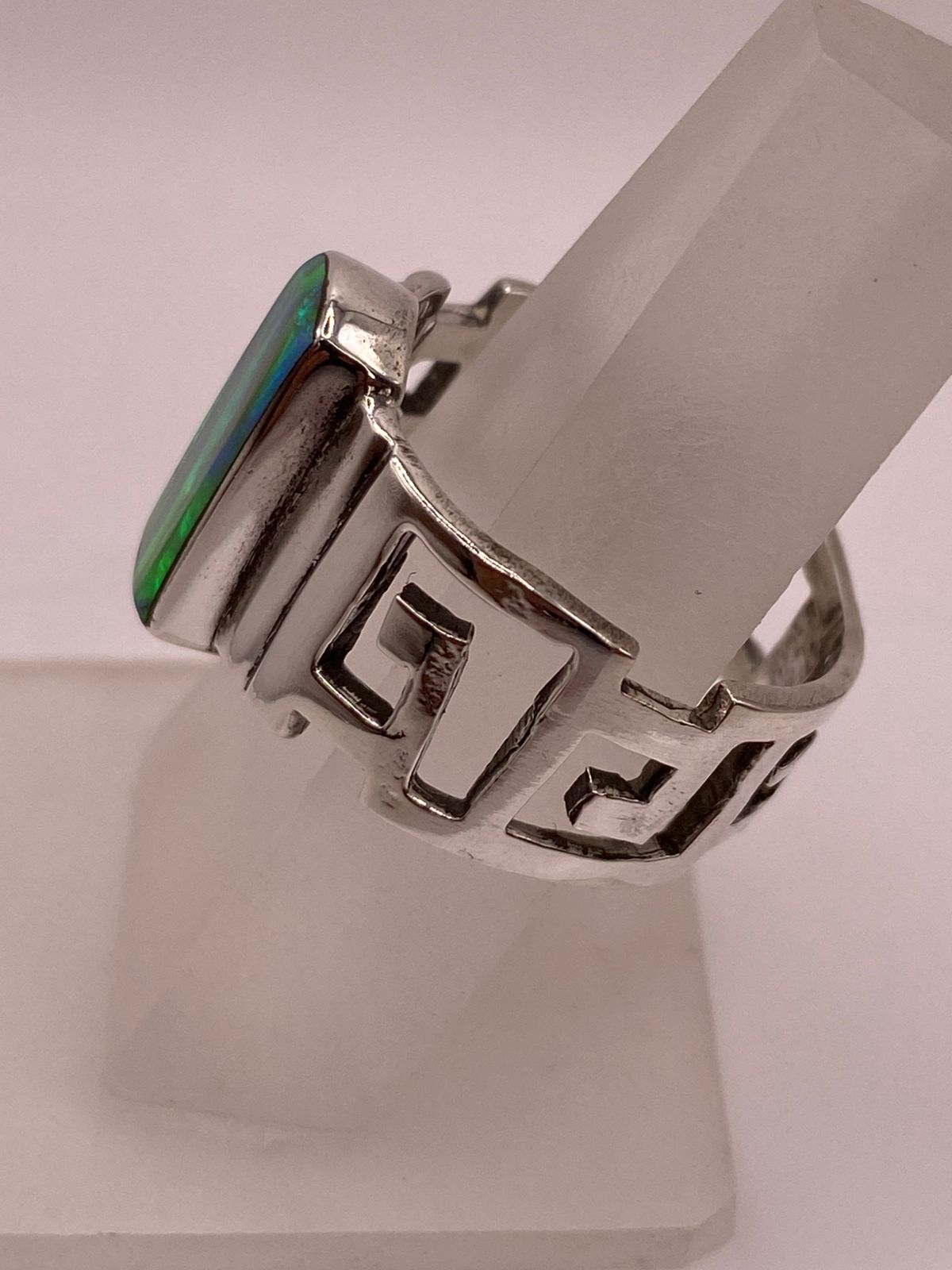 Anillo de Greca Geométrica con Ópalo de Fuego Verde en Plata .950