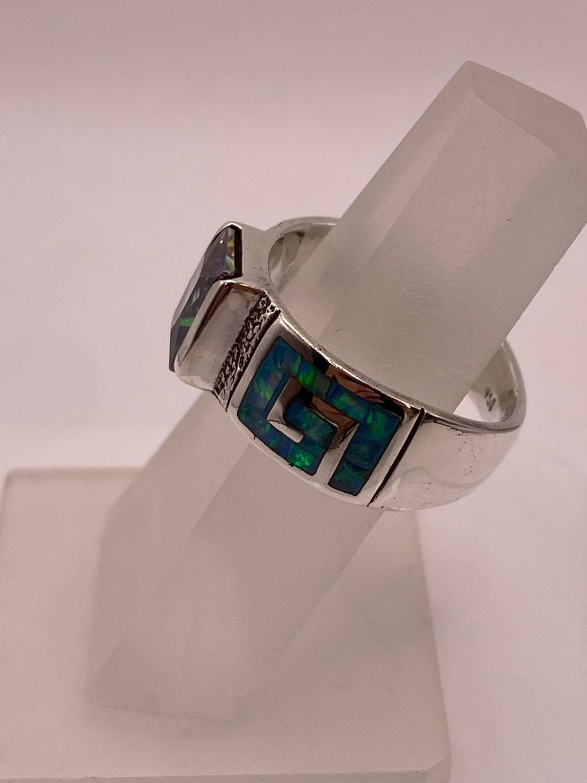 Anillo de Greca Geométrica con Ópalo de Fuego y Zirconia en Plata .950