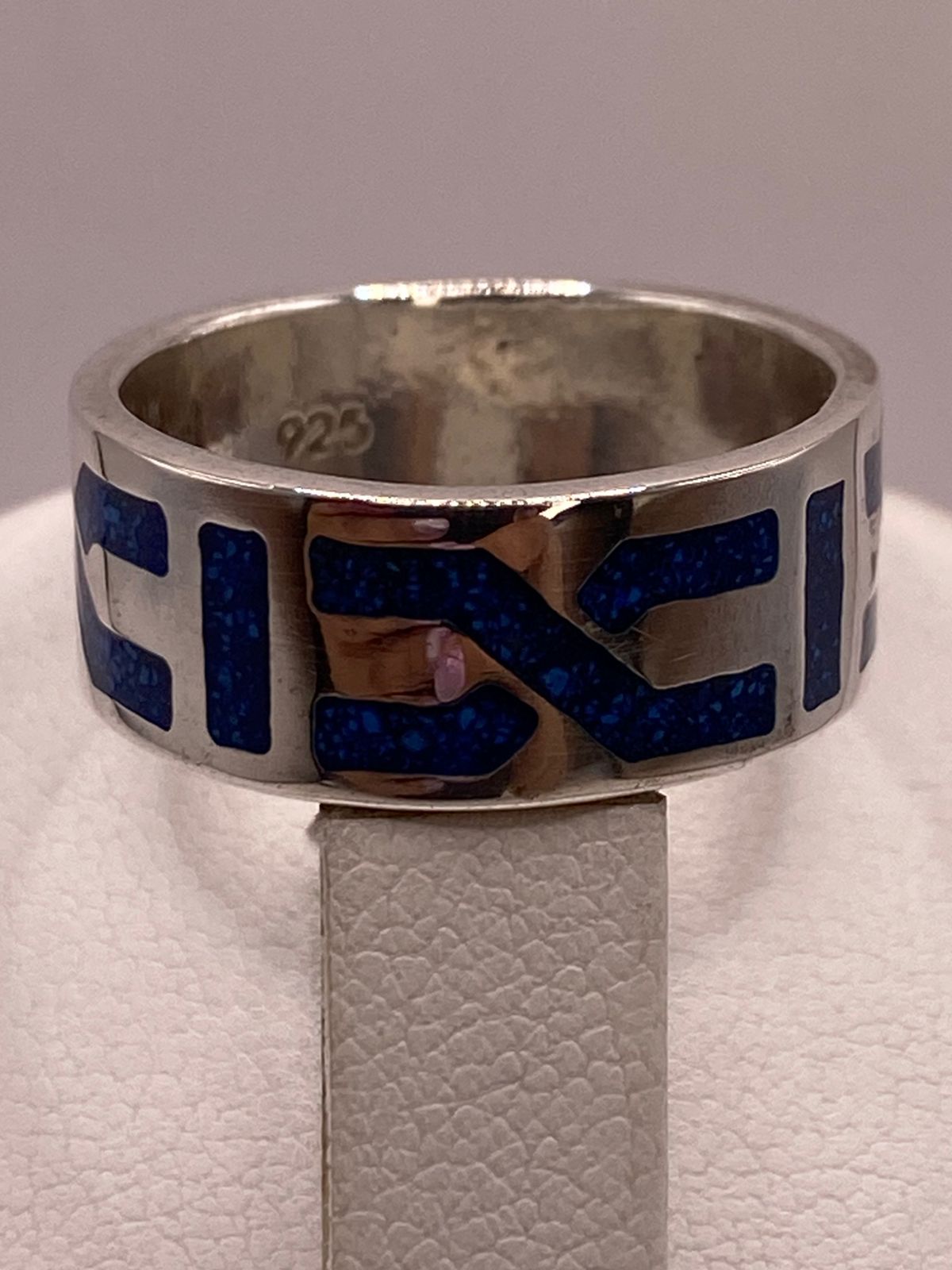 Anillo Greca Geométrica con Piedra Incrustada Azul de Plata .925