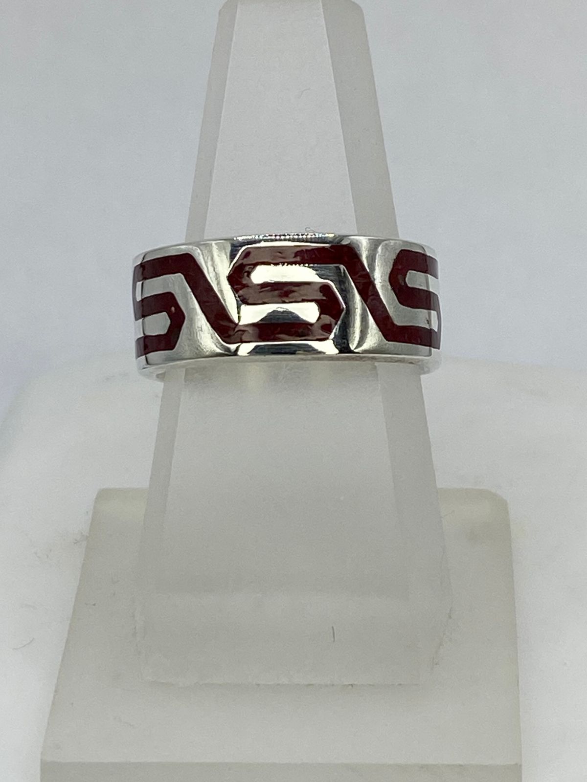 Anillo Greca Geométrica en Coral Rojo, sello de autenticidad Plata Ley .925