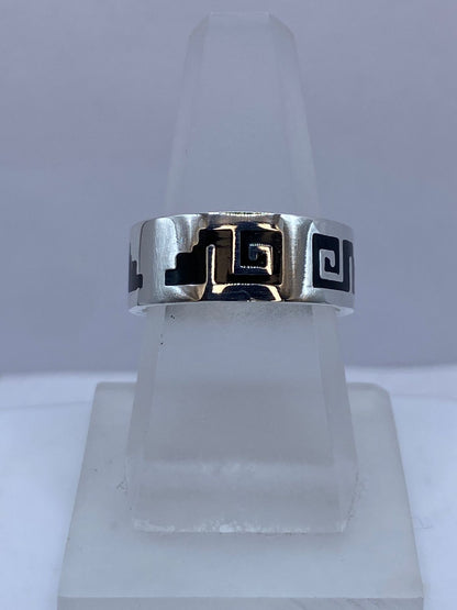 Anillo Greca Calado en Plata .925 con Obsidiana — ángulo diagonal