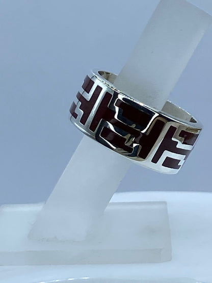 Anillo Greca Escalonada en Plata .925 con Coral Rojo, vista frontal