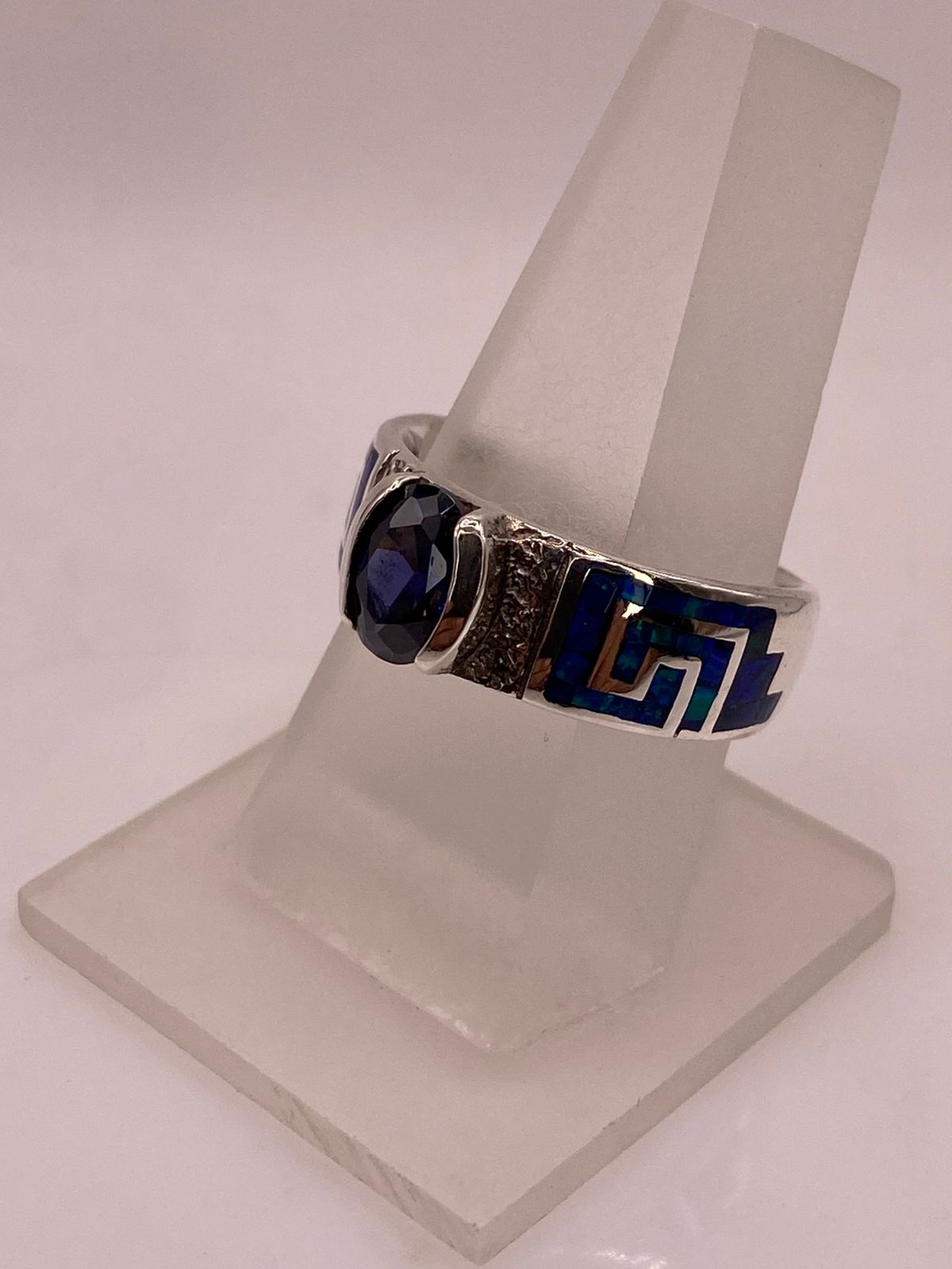 Anillo con Greca Geométrica, Ópalo de Fuego y Zirconia en Plata .950