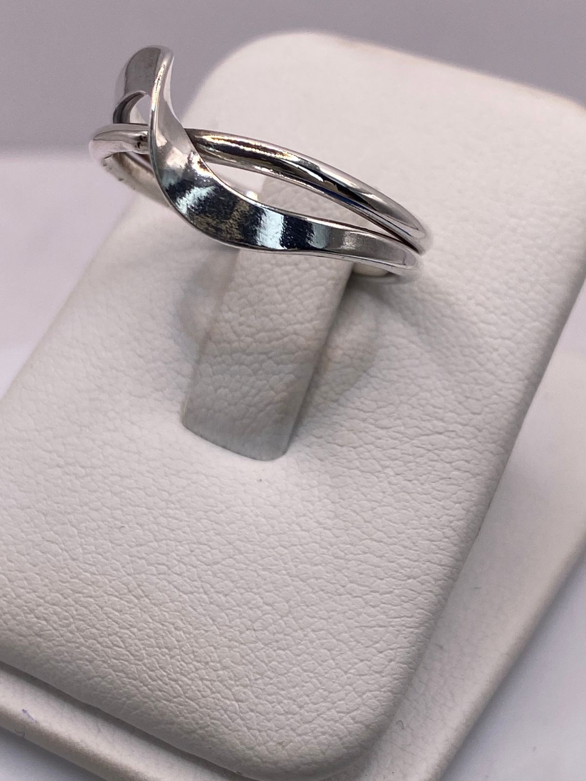 Anillo Infinito Moderno en Plata .925, vista frontal