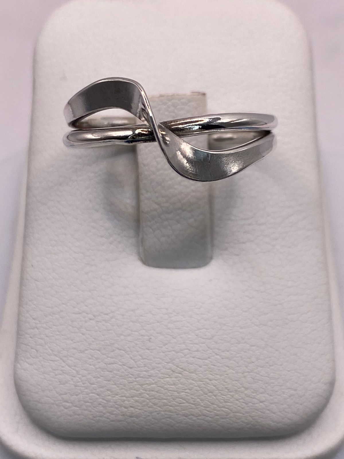 ♾️✨ Anillo Infinito Moderno en Plata .925 — vista lateral