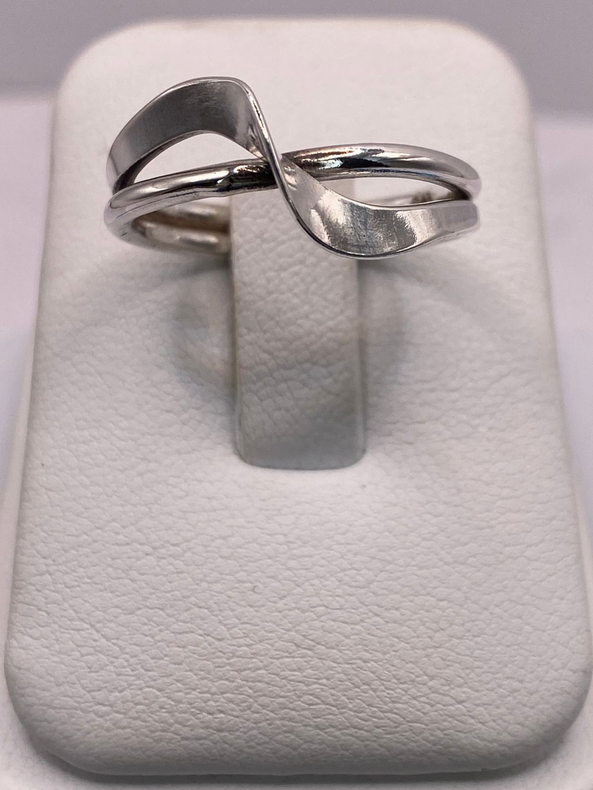 ♾️✨ Anillo Infinito Moderno en Plata .925 — vista lateral
