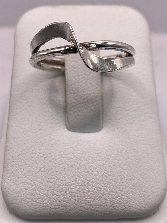 ♾️✨ Anillo Infinito Moderno en Plata .925 — vista lateral