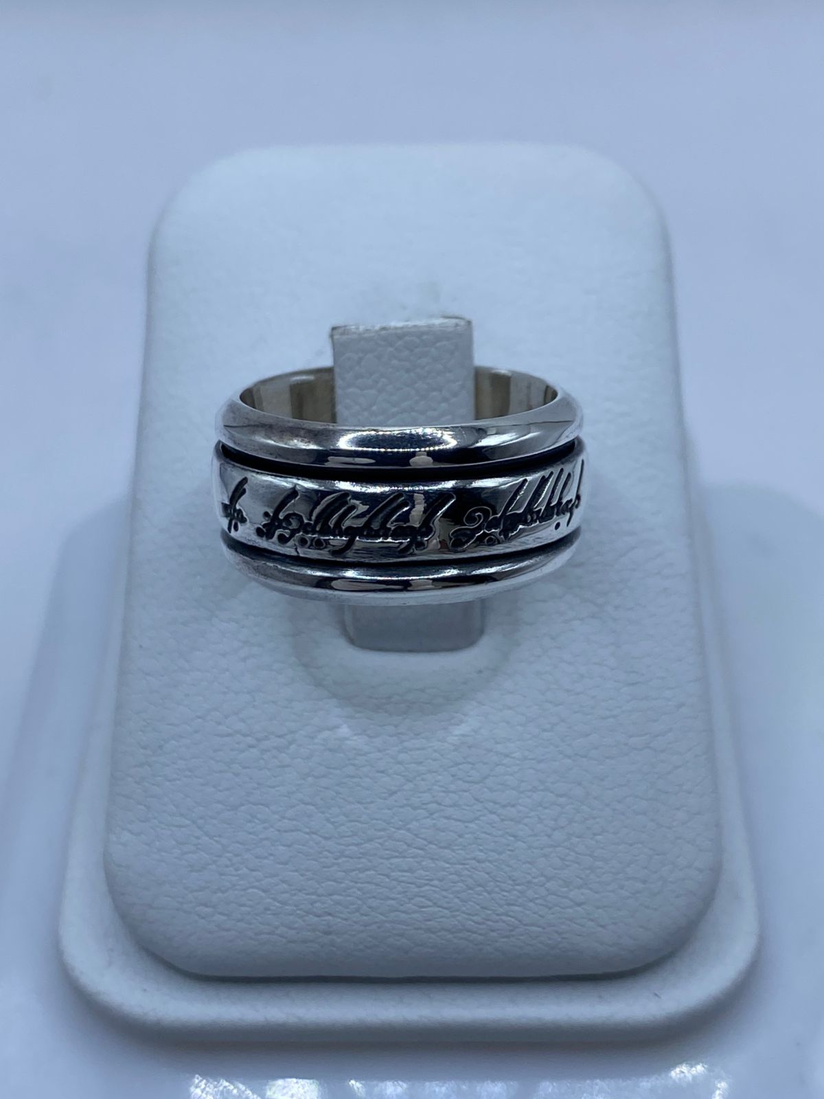 
Banda spinner plata 925 con escritura élfica en relieve sobre fondo oxidado y riel pulido, Arte Taxco