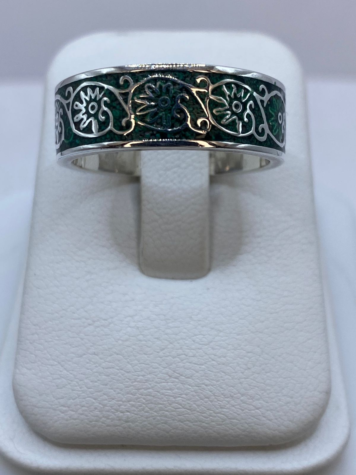 🌿💚 Anillo de Malaquita con Diseño Floral Calado en Plata .925 — ángulo diagonal