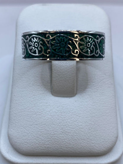 Anillo de Malaquita con Diseño Floral Calado en Plata .925, vista de detalle