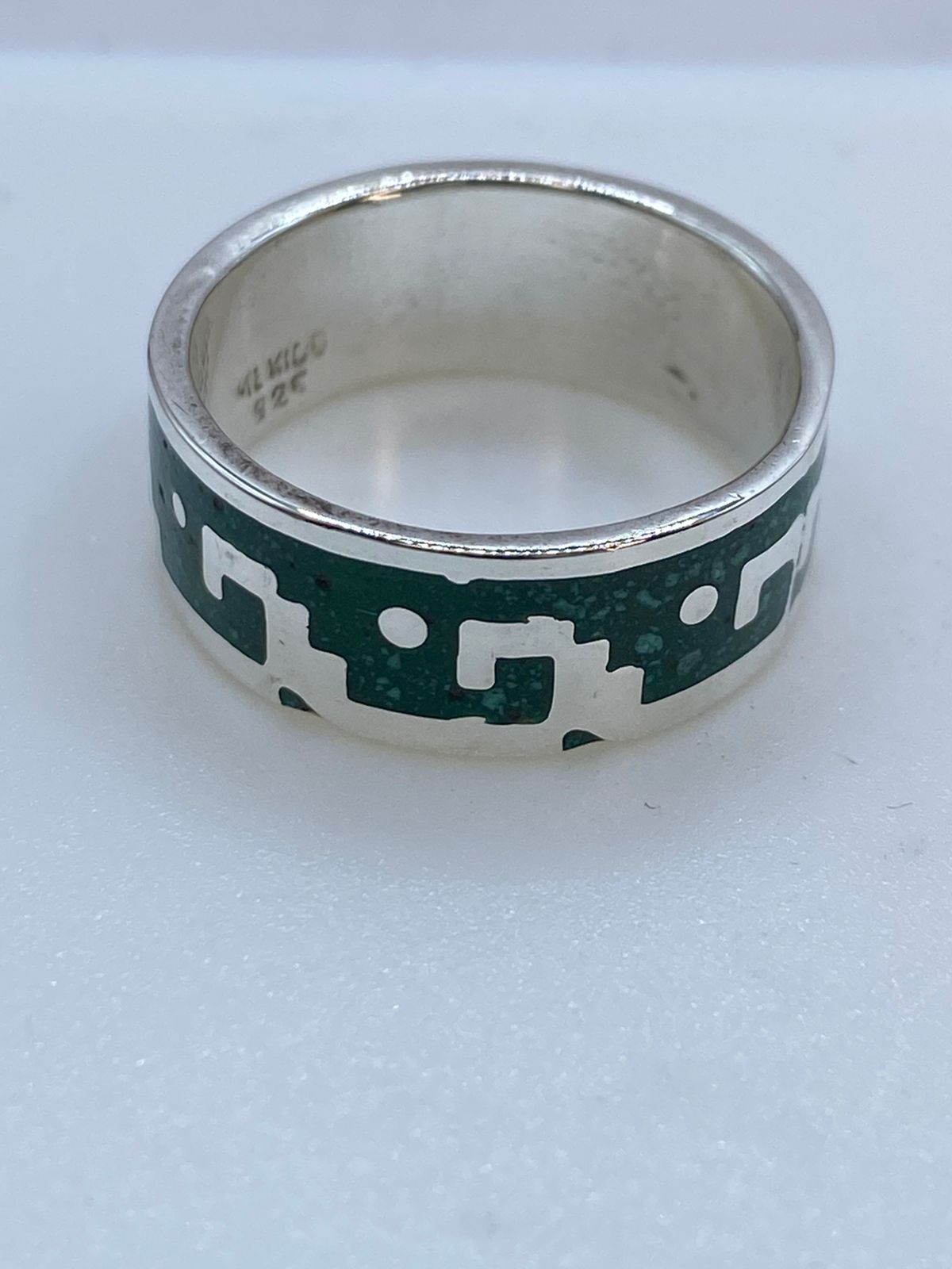 Anillo de Malaquita con Diseño Geométrico Minimalista en Plata .925