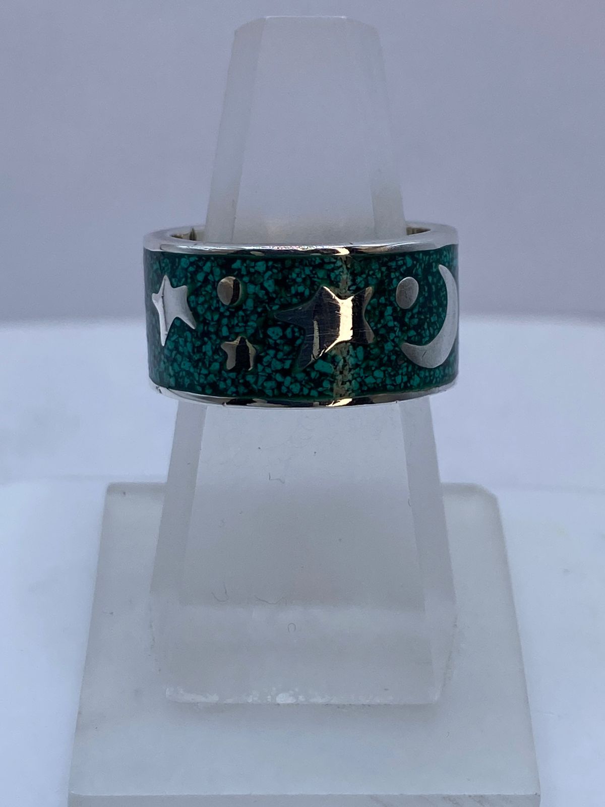 🌙⭐ Anillo de Malaquita con Diseño Luna y Estrellas en Plata .925 — vista lateral